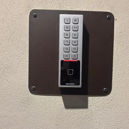 Perlage House -appartamento In Centro A 200 Mt Da Porta Camollia A Piano Terra Con Entrata Indipendente - Parcheggi Disponibili - דירה