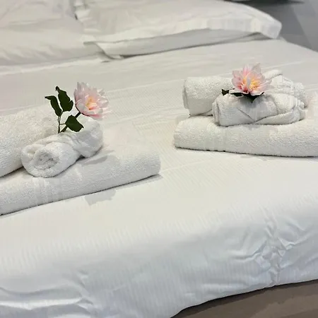 Perlage House -appartamento In Centro A 200 Mt Da Porta Camollia A Piano Terra Con Entrata Indipendente - Parcheggi Disponibili - *